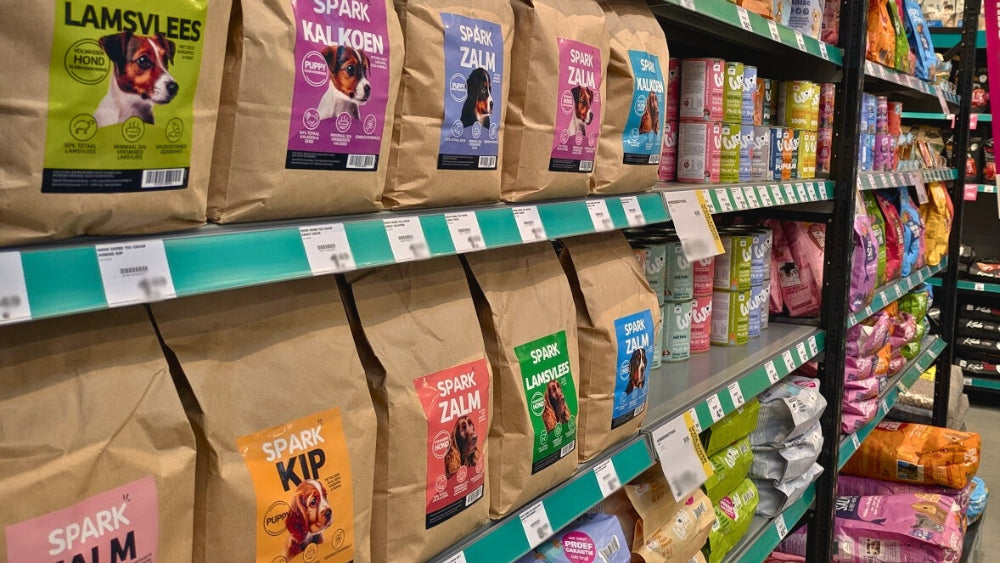 Spark hondenvoeding in het schap van een dierenwinkel